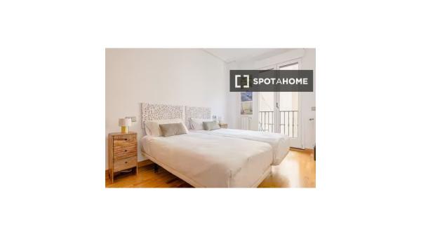 Apartamento de 2 dormitorios en alquiler en Justicia, Madrid