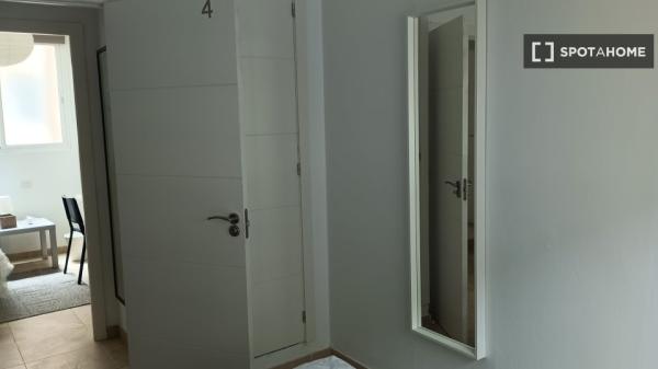 Quarto para alugar em apartamento de 5 quartos