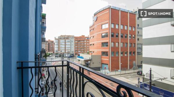 Apartamento de 3 dormitorios en alquiler en El Cabanyal, Valencia