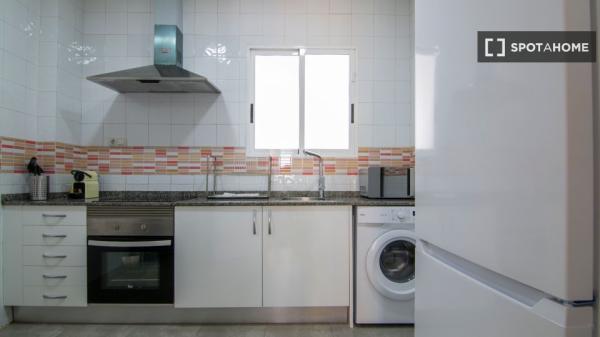 Apartamento de 3 dormitorios en alquiler en El Cabanyal, Valencia