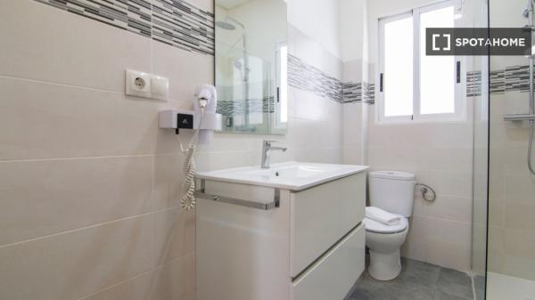 Apartamento de 3 dormitorios en alquiler en El Cabanyal, Valencia