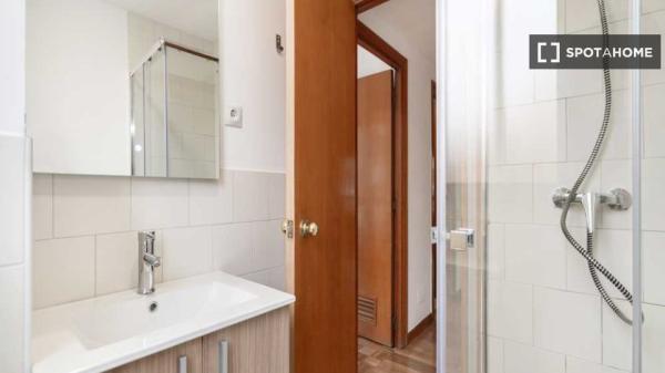 Amplia habitación individual con baño privado y con aire acondicionado.