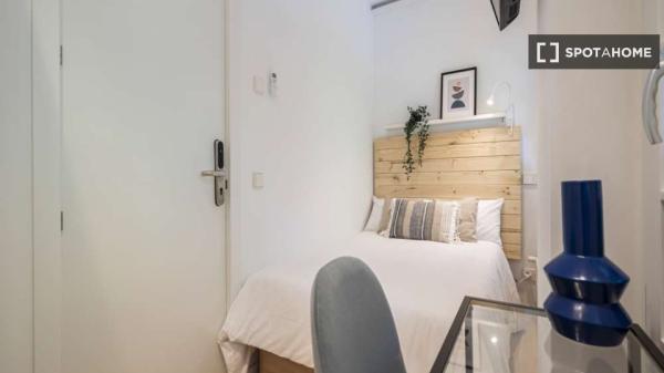 Chambre simple confortable avec salle de bain privée et climatisée