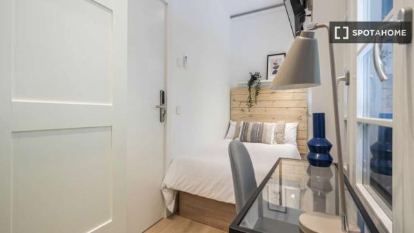 Chambre simple confortable avec salle de bain privée et climatisée