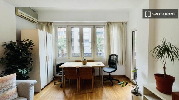 Habitación en piso compartido en barcelona.