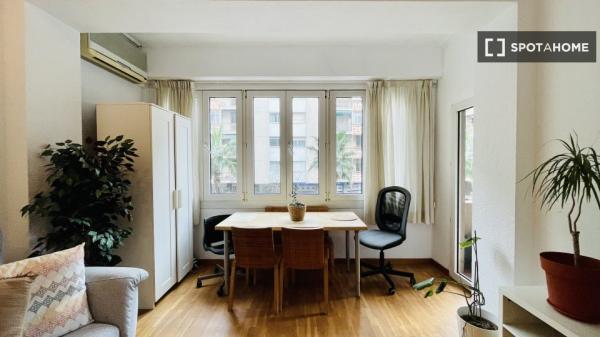 Habitación en piso compartido en barcelona.