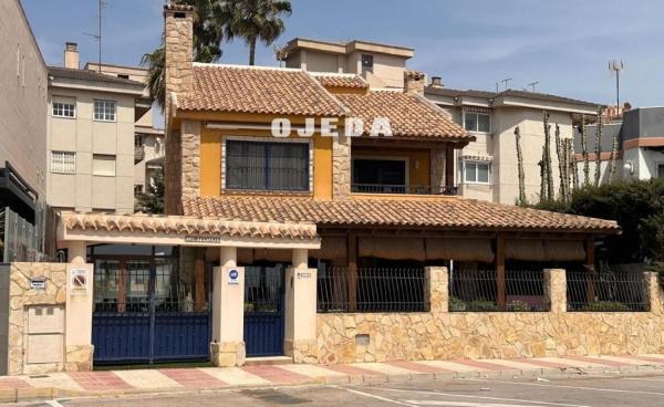 Casa independiente en avenida Santiago Bernabéu