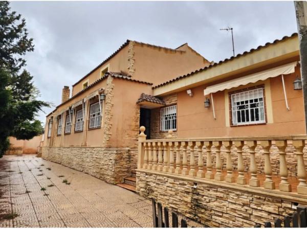 Casa independiente en calle Ripio-Yeseras