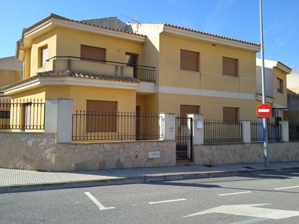 Chalet adosado en calle Dalias, 1