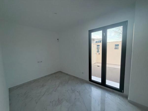 Chalet adosado en calle Isla Cabrera, 25