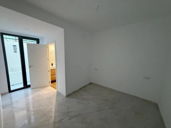 Chalet adosado en calle Isla Cabrera, 25