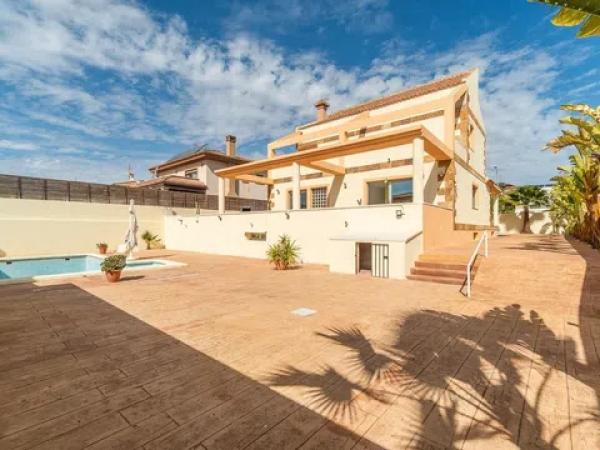 Casa independiente en calle Meridiano s/n