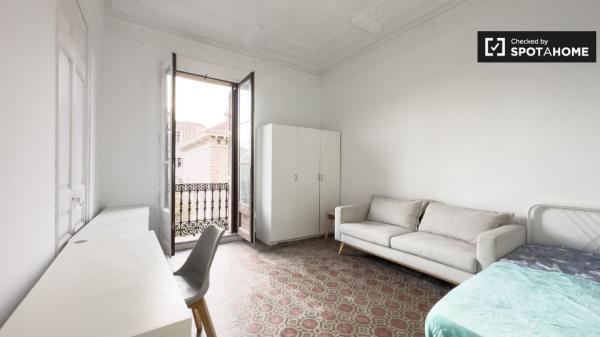 Se alquila habitación en piso de 6 habitaciones en Barcelona