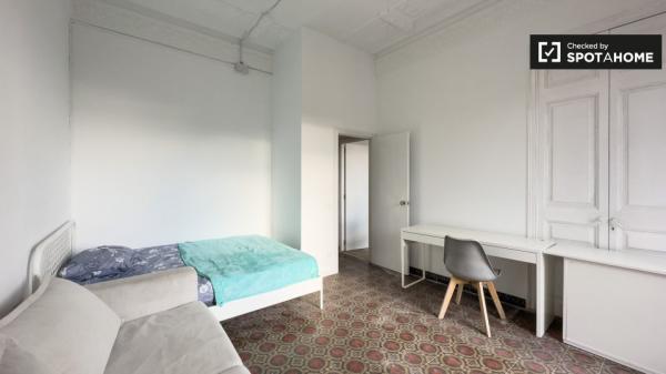 Se alquila habitación en piso de 6 habitaciones en Barcelona