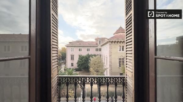 Se alquila habitación en piso de 6 habitaciones en Barcelona
