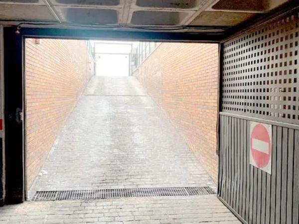 Garaje en venta en calle Ignacio Zuloaga