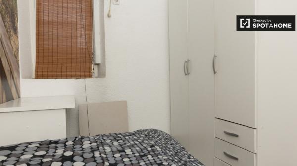Se alquilan habitaciones en un apartamento de 4 dormitorios en Centro
