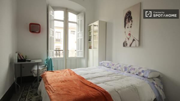 Se alquilan habitaciones en un apartamento de 4 dormitorios en Centro