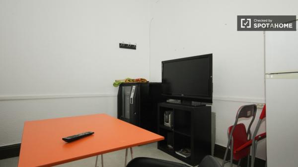 Se alquilan habitaciones en un apartamento de 4 dormitorios en Centro