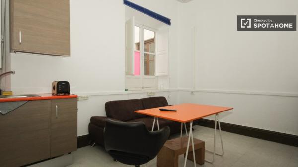 Se alquilan habitaciones en un apartamento de 4 dormitorios en Centro