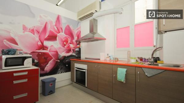 Se alquilan habitaciones en un apartamento de 4 dormitorios en Centro