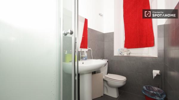 Se alquilan habitaciones en un apartamento de 4 dormitorios en Centro