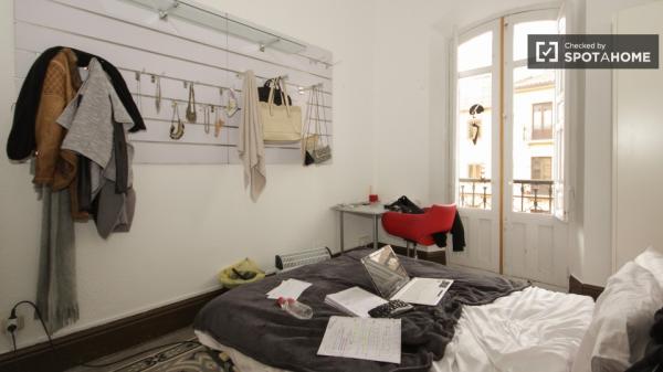 Se alquilan habitaciones en un apartamento de 4 dormitorios en Centro