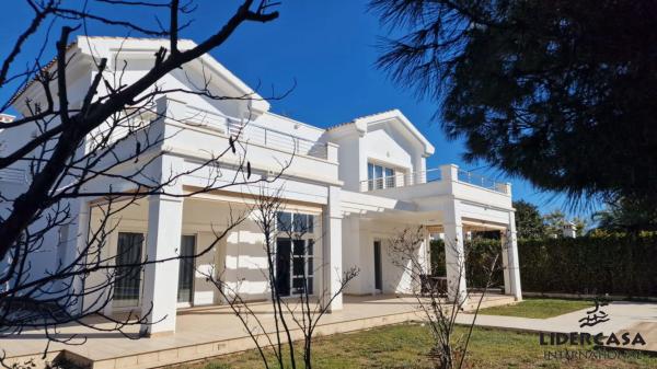 Casa independiente en avenida del Cabo