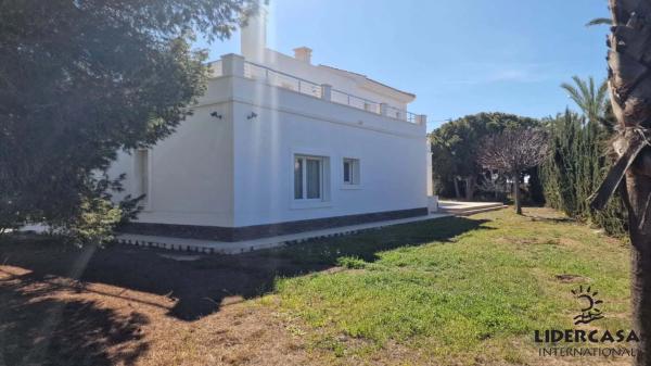 Casa independiente en avenida del Cabo
