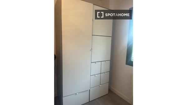 Room in shared apartment in Segovia