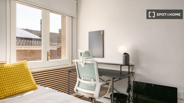 Zimmer in einer 4-Zimmer-Wohngemeinschaft in Sant Cugat Del Vallès.