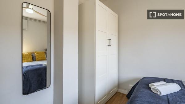 Zimmer in einer 4-Zimmer-Wohngemeinschaft in Sant Cugat Del Vallès.