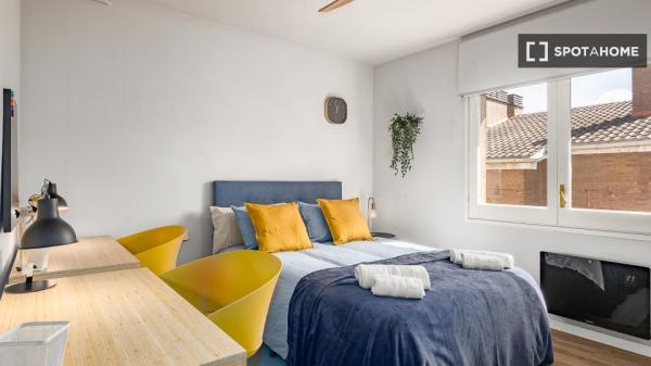 Zimmer in einer 4-Zimmer-Wohngemeinschaft in Sant Cugat Del Vallès.