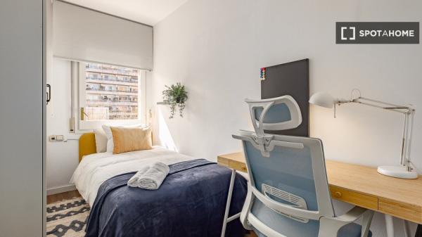 Zimmer in einer 4-Zimmer-Wohngemeinschaft in Sant Cugat Del Vallès.