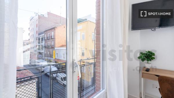 Habitación en piso compartido en madrid.