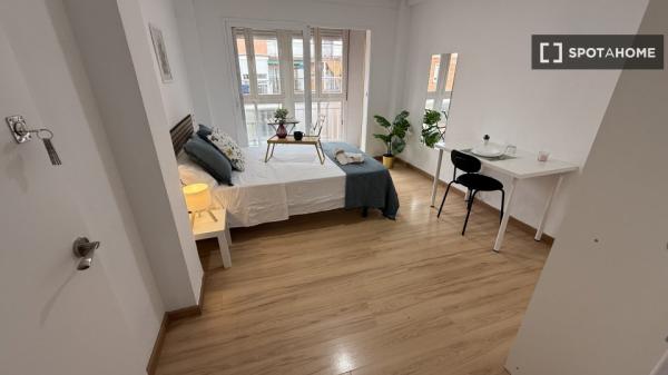 Habitación en piso compartido de 4 habitaciones Alcalá de Henares.