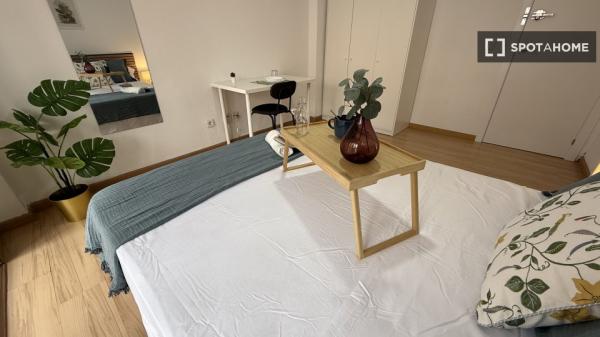 Habitación en piso compartido de 4 habitaciones Alcalá de Henares.