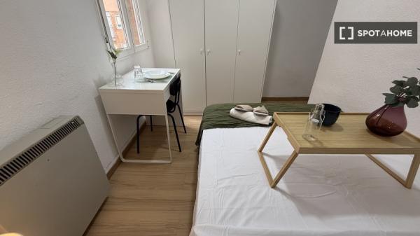 Room in shared 4-bed flat Alcalá de Henares.