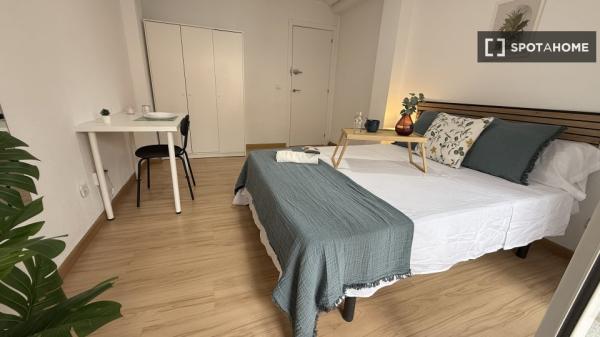 Room in shared 4-bed flat Alcalá de Henares.