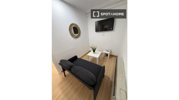Room in shared 4-bed flat Alcalá de Henares.