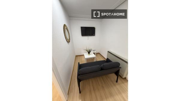 Room in shared 4-bed flat Alcalá de Henares.