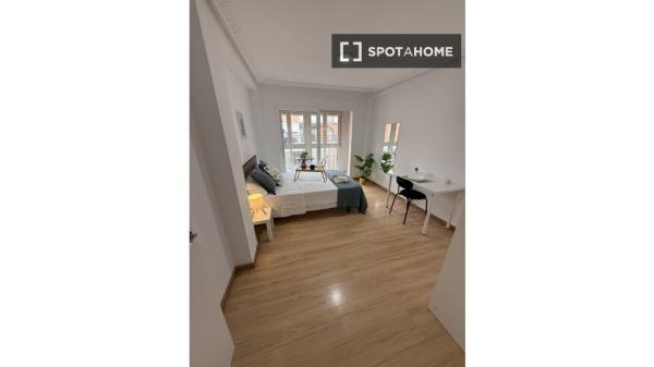 Room in shared 4-bed flat Alcalá de Henares.