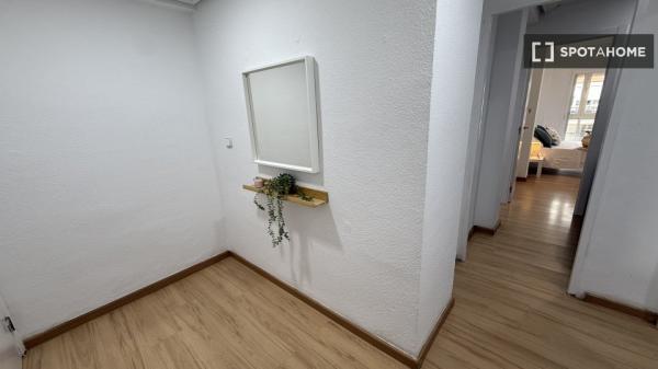 Habitación en piso compartido de 4 habitaciones Alcalá de Henares.