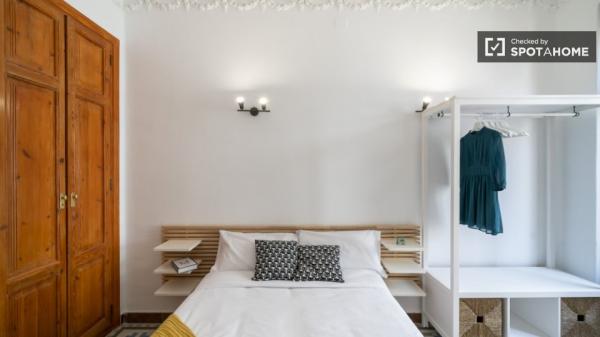 Room for rent in 7-bedroom apartment in Valencia