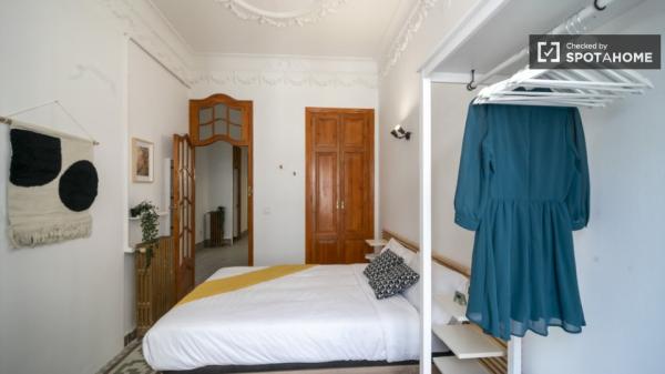 Room for rent in 7-bedroom apartment in Valencia