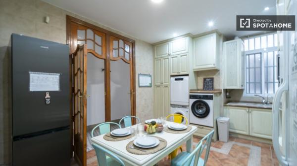 Room for rent in 7-bedroom apartment in Valencia