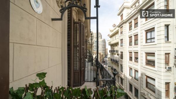 Room for rent in 7-bedroom apartment in Valencia