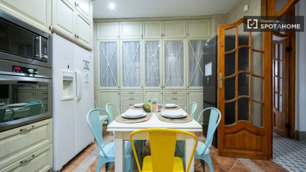 Room for rent in 7-bedroom apartment in Valencia