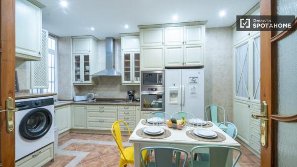 Room for rent in 7-bedroom apartment in Valencia