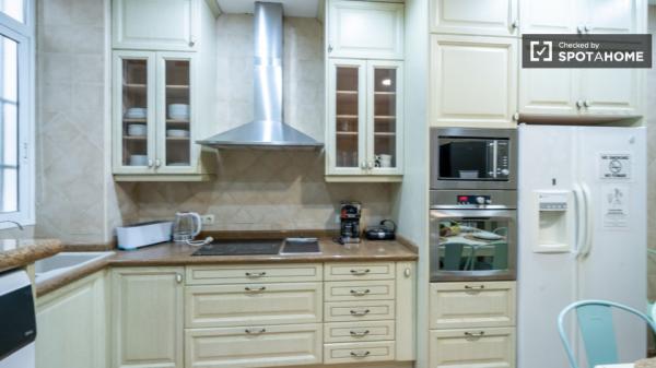 Room for rent in 7-bedroom apartment in Valencia